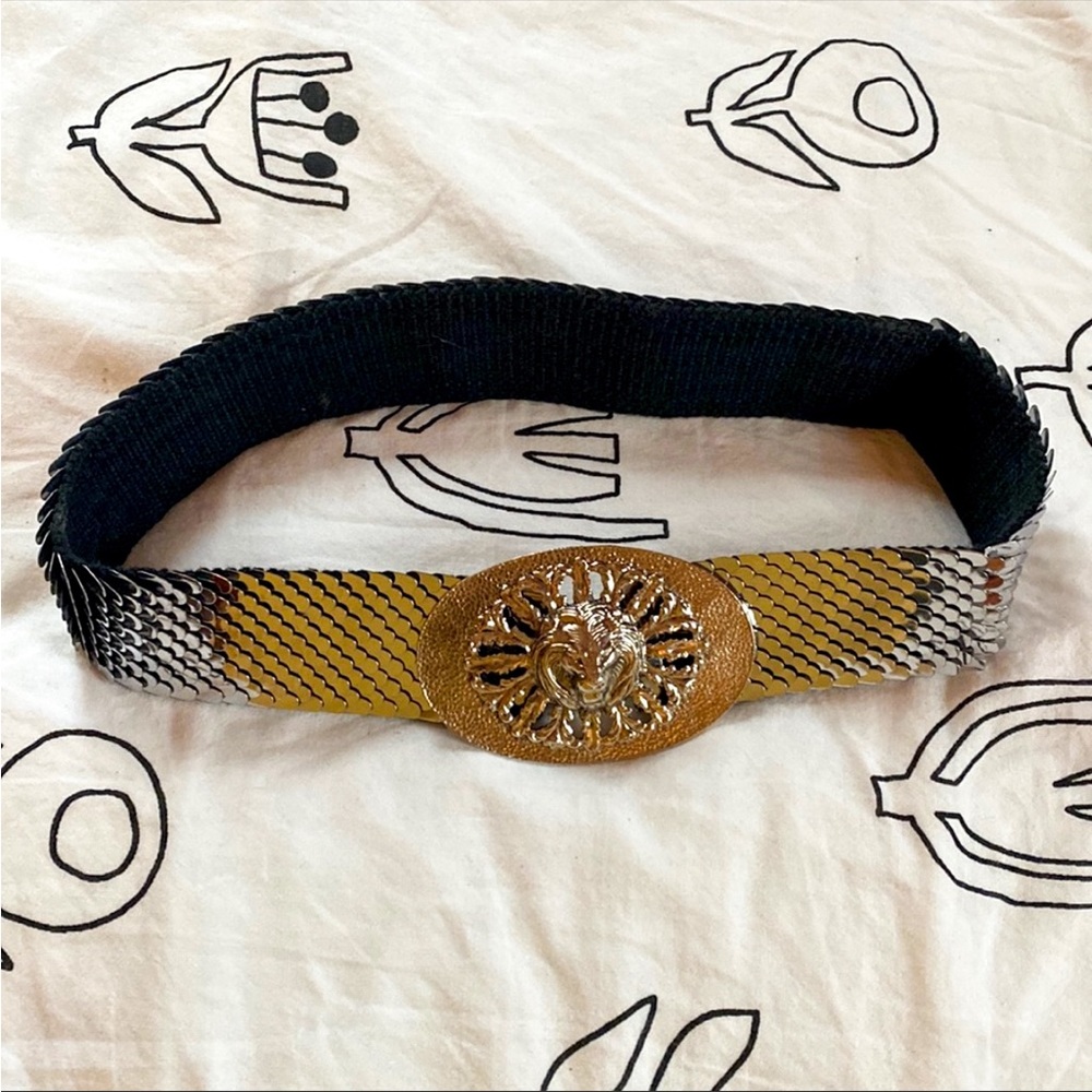 Silver vintage belt with lion clasp